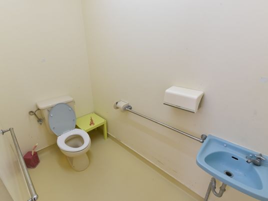 手すり付きのトイレ空間