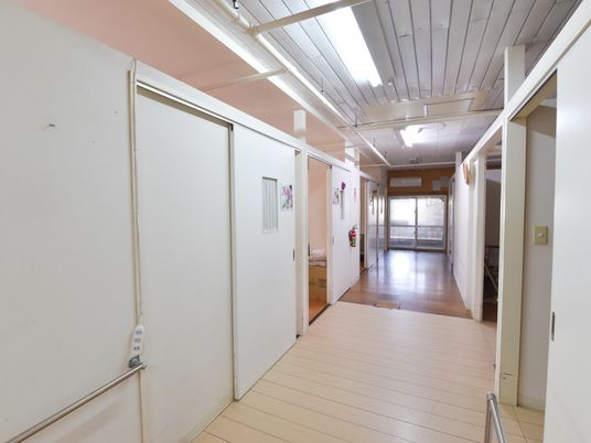 廊下の明るい風景