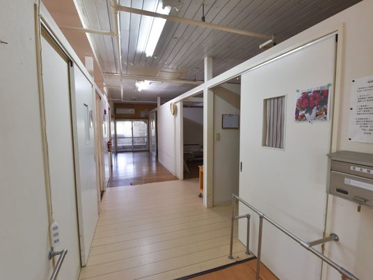 廊下の明るい光景