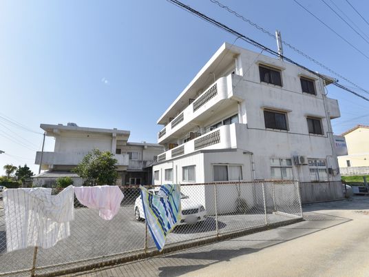 明るい日差しの外観