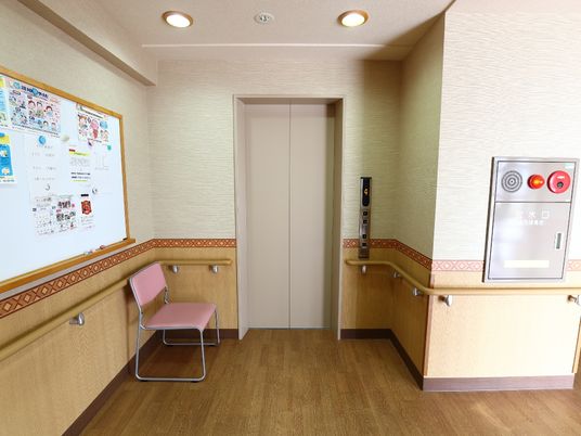 安全な廊下のエレベーター前