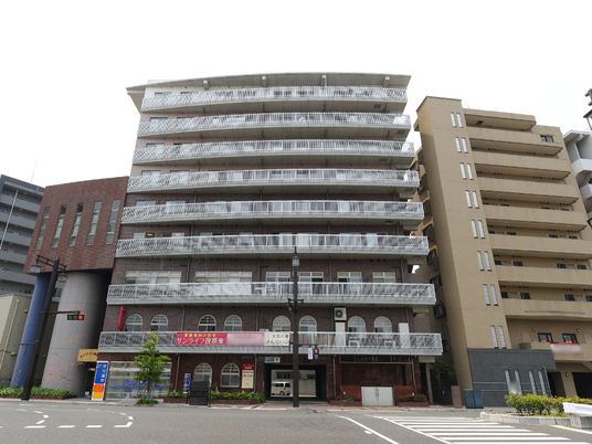 多階層建物の外観