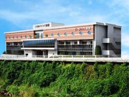 緑に囲まれた建物外観