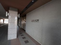 施設の入り口壁面