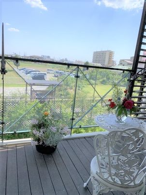 居室の明るいテラス