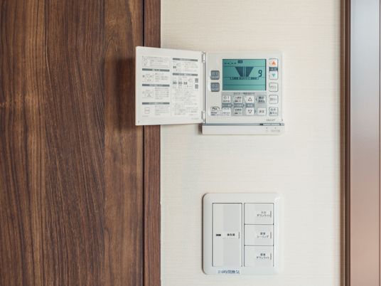 エアコンのリモコンとインターホン