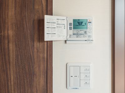 エアコンのリモコンとインターホン