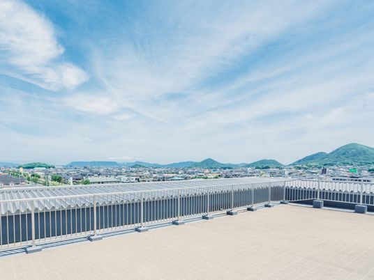 広々とした屋上の風景