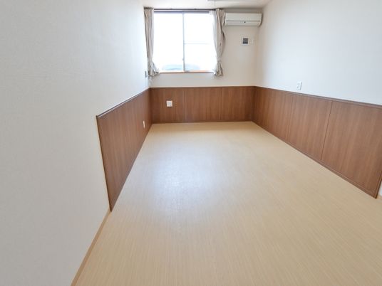 明るい個室の空間