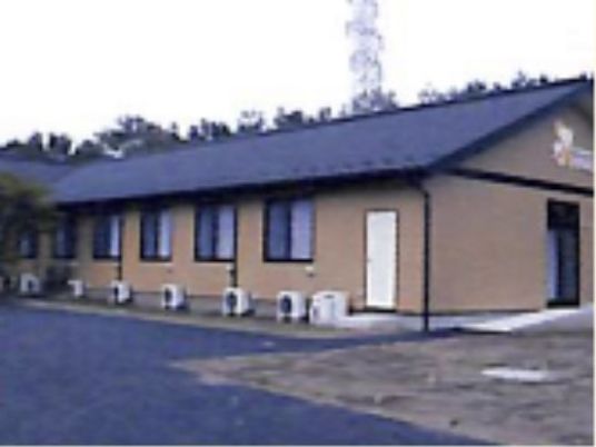 格子窓のある一階建て建物