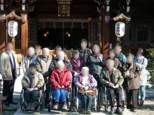 集合する利用者とスタッフ