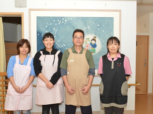 スタッフの笑顔の集合
