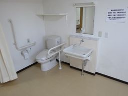 バリアフリー設計のトイレ