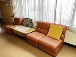 リラックスできるソファと窓のラウンジ