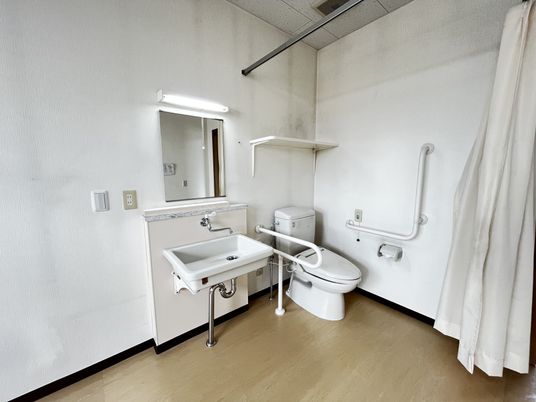 広々としたトイレ設備