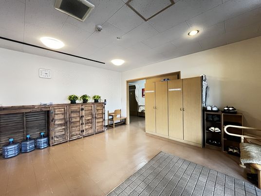 明るく広々とした廊下