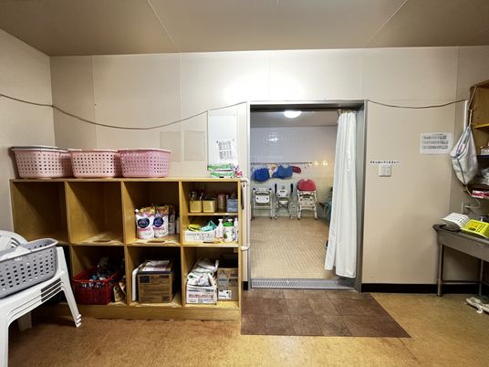 物品が並ぶ部屋