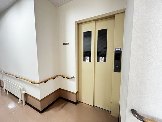 手すり付きの廊下とエレベーター