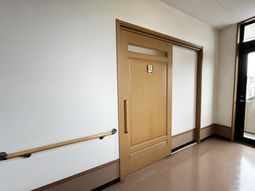 幅広い片引き戸の廊下