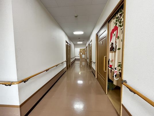 安全手すり付きの廊下
