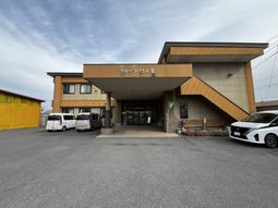 車が停まる建物の外観