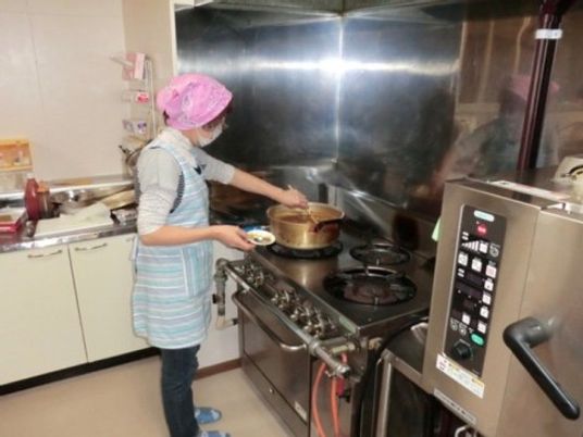 調理中の人物とキッチン