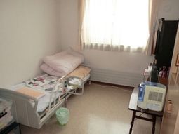 明るい個室の居室