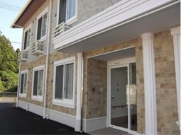 雅な外観のエントランス