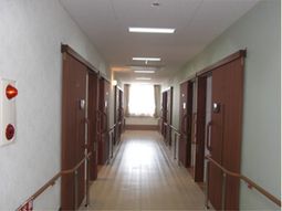 明るい廊下の風景