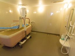 設備充実した浴室の空間