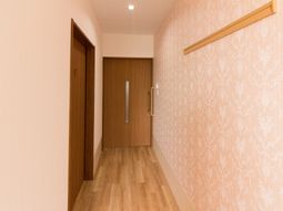 明るい通路の廊下