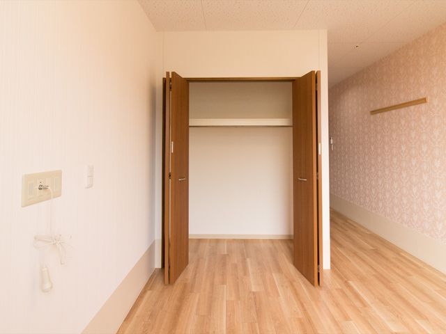 床が木目調の居室 居室 落ち着いた色合いの居室で、収納スペースも充分に確保されています。ゆったりと私生活を送ることができる設計になっています。