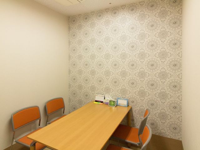 会議室の机と椅子 共有スペース シンプルで落ち着いた雰囲気のスペースです。個別の打合せや少人数の活動に適しています。