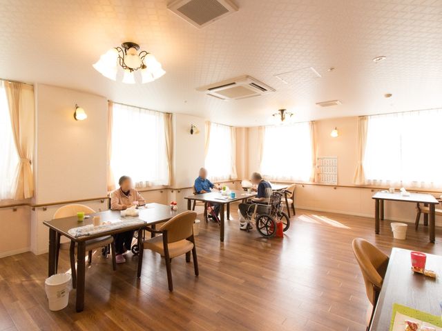 明るい食堂の様子 食堂 柔らかな光が差し込む食堂では、丁寧に配置されたテーブルでゆったりとしたお食事が楽しめます。利用者の方々が心地良く過ごされており、お仕事を通じてその支えになれる場所です。
