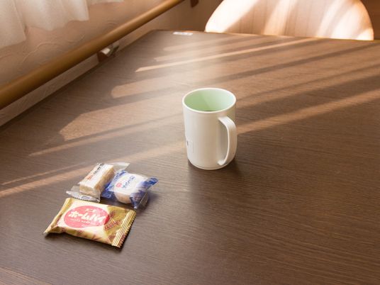 テーブル上のカップとお菓子