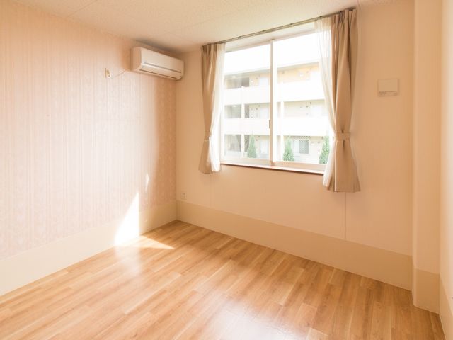 日当たりの良い居室 居室 窓からの自然光がたっぷり差し込む、落ち着いた雰囲気の居室です。安心して新しい生活をスタートできる設計になっています。