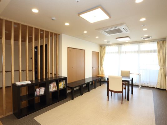 明るい休憩室の内観