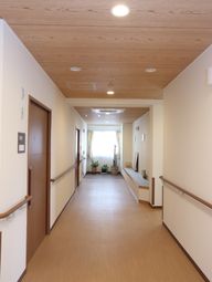 木目調の温かみある廊下