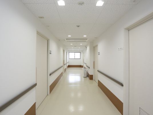 清潔な施設の廊下