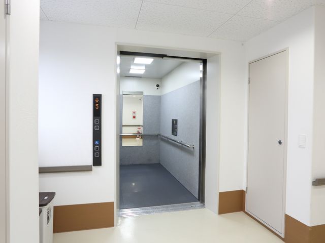 清潔感のある廊下 車椅子のご利用にも配慮されたエレベーター 明るく清潔感のあふれる通路が、ご利用者の快適な移動をサポートします。手すりも設けられており、安全に配慮された設計です。