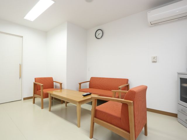 シンプルな居室の様子 ゆったり寛げる共有スペース 清潔感のあふれる落ち着いた居室で、機能的な家具が整っており、ゆったりとした時間を過ごすことができます。