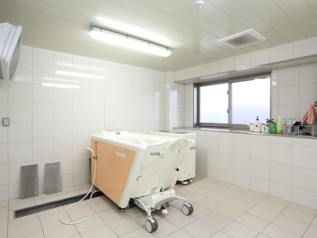 清潔な浴室 機械浴もできる浴室 利用者の安全と快適さを考慮した広々とした浴室です。清潔感ある空間で、心身のリラックスを支援します。