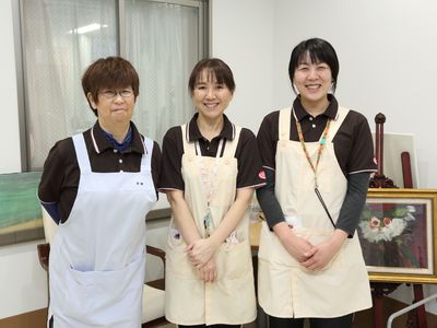 笑顔のスタッフ三人組