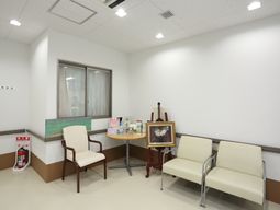 待合室の椅子とテーブル