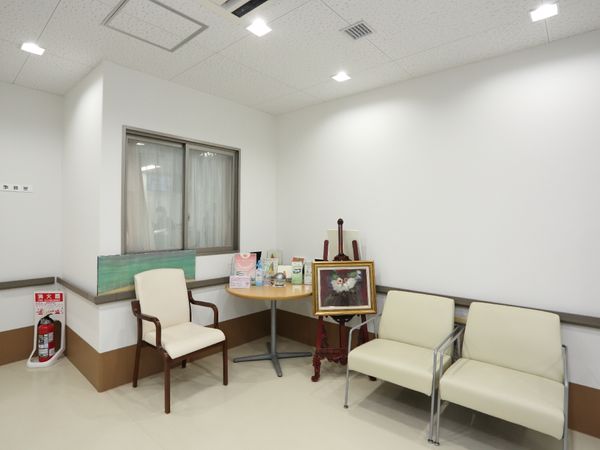 待合室の椅子とテーブル