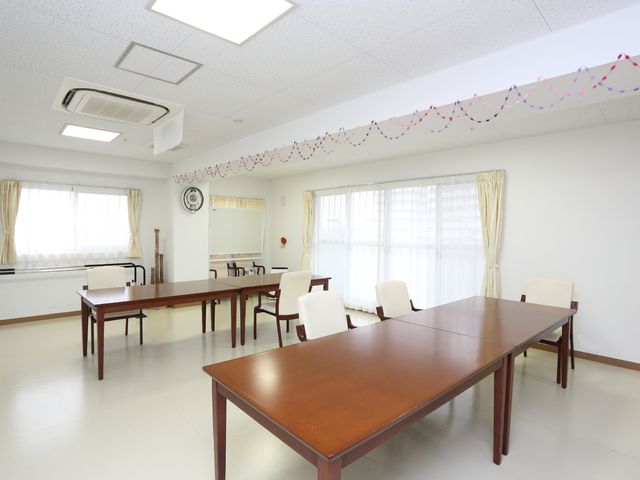 明るい空間の多目的室 ゆったりとした食堂 ゆったりとした座席が配置された室内では、日常の憩いのひとときをお過ごしいただけます。窓からの自然光が心地よい空間を演出しています。
