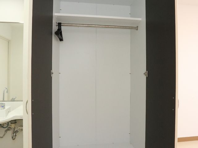 空のクローゼットの様子 クローゼット 広々とした使い勝手の良いクローゼットです。収納する物の量や大きさに合わせて、棚の高さ調整が可能です。