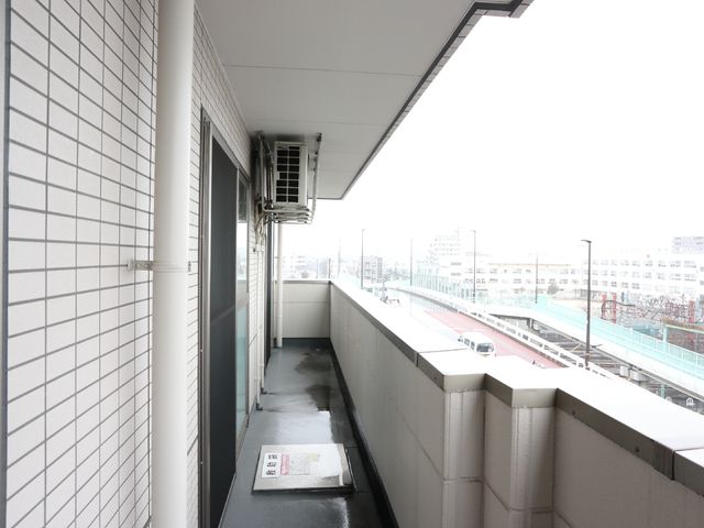 建物のバルコニー ベランダ 開放的なバルコニーから、周囲の景色を一望でき、リフレッシュに適しています。自然な光が差し込む、気持ちの良い空間です。