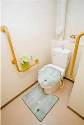 手すり付きのトイレ