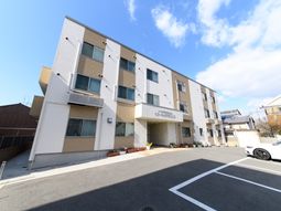 明るい外観の建物